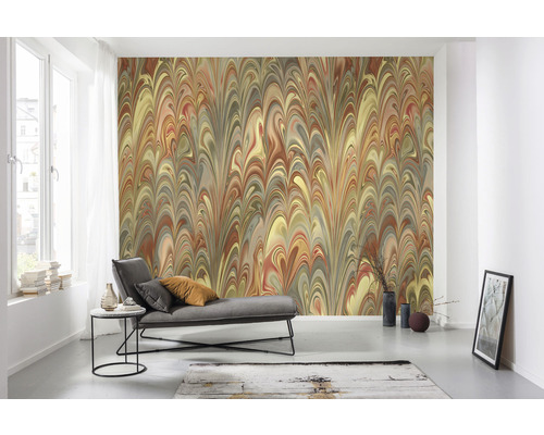 Woonkamer met patroonbehang, bank en decoratie