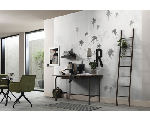 Lichte kamer met palmbomenbehang, bureau, plank, decoratie en ladder