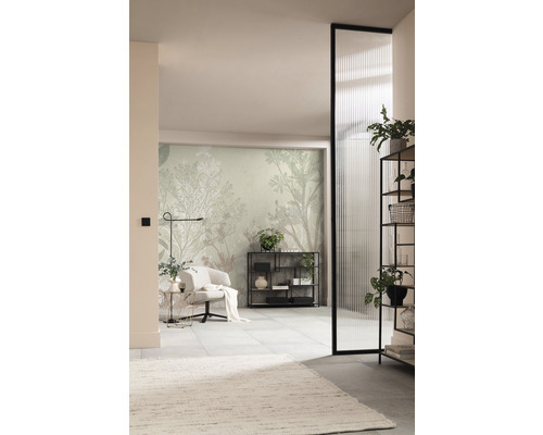 Woonkamer met fauteuil, rek en behang met patroon