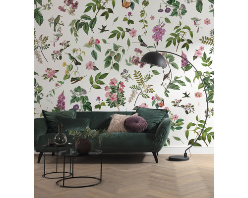 Woonkamer met behang met patroon, bank, tafel en lamp