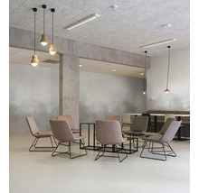Interieur met stoelen, tafels en hanglampen onder een grijs plafond