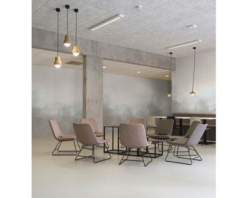 Interieur met stoelen, tafels en hanglampen onder een grijs plafond