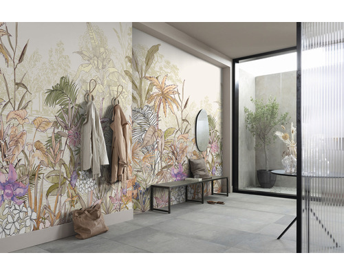 Lichte hal met een jungle fotobehang, kapstokhaken, een bank en een spiegel