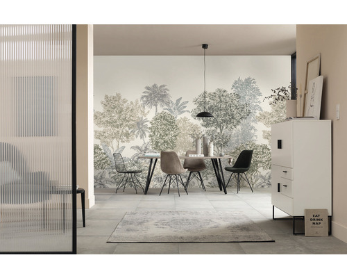 Lichte eetkamer met behang met bosmotief, eettafel met stoelen en een wit dressoir
