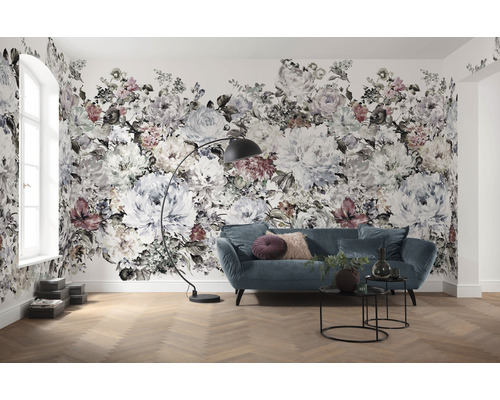 Woonkamer met bloemen fotobehang, bank, staande lamp en houten vloer