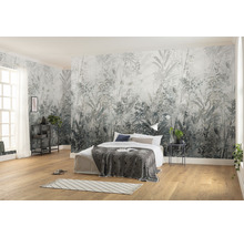 Lichte slaapkamer met jungle fotobehang, bed en houten vloer voor een vriendelijke sfeer