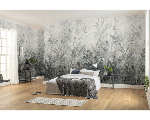 Lichte slaapkamer met jungle fotobehang, bed en houten vloer voor een vriendelijke sfeer