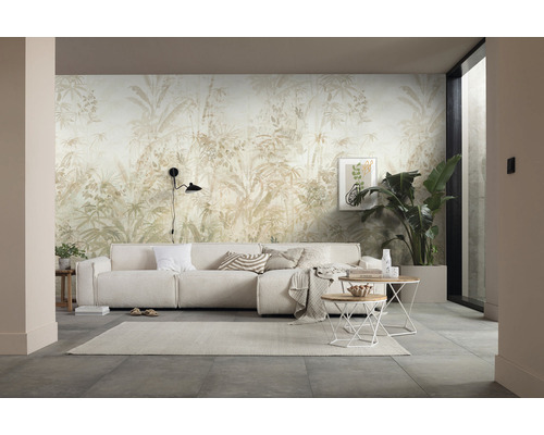 Woonkamer met bank, salontafels en wandbehang met plantenmotief