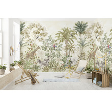 Lichte kamer met junglebehang met giraffen, zebra''s, olifanten en tropische planten