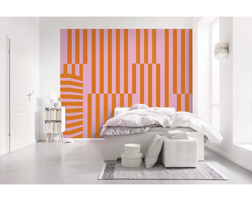 Slaapkamer met een gestreept patroon behang