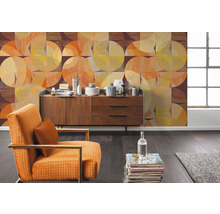 Woonkamer met patroonbehang, dressoir en fauteuil