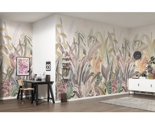 Lichte kamer met fotobehang met plantenmotief, bureau en dressoir