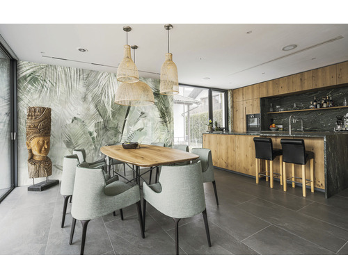 Lichte eetkamer met houten tafel, stoelen, decoratie en open keuken.