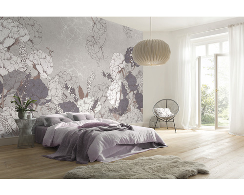 Slaapkamer met bloemenbehang, bed, stoel en lamp