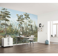 Woonkamer met fotobehang van een bosmeer, bureau en rolcontainer