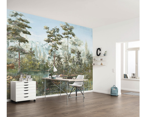 Woonkamer met fotobehang van een bosmeer, bureau en rolcontainer