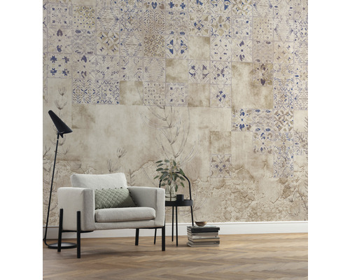 Woonkamer met patroonbehang, fauteuil, vloerlamp en bijzettafel