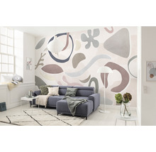 Woonkamer met bank, lamp en fotobehang met abstract patroon