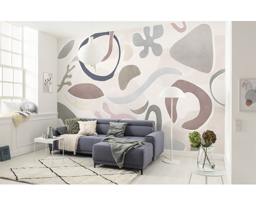 Woonkamer met bank, lamp en fotobehang met abstract patroon