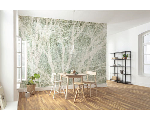 Lichte ruimte met eettafel, stoelen, rek en fotobehang met boommotief