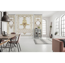 Lichte woonkamer met eettafel, stoelen en wandpanelen met decoratieve ornamenten