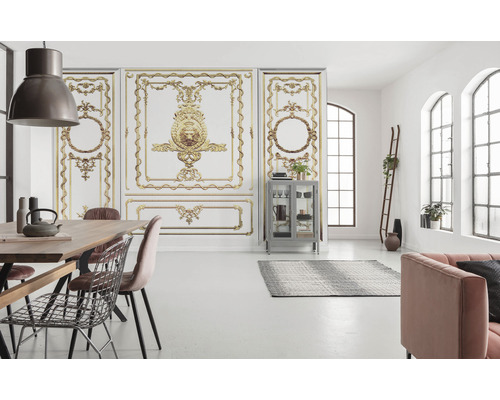 Lichte woonkamer met eettafel, stoelen en wandpanelen met decoratieve ornamenten