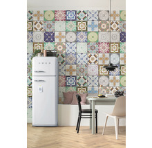 Keuken met mozaïektegelwand, eettafel en SMEG koelkast