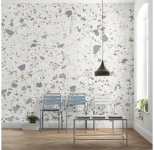 Interieur met terrazzo behang, stoelen, tafel en hanglamp