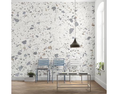 Interieur met terrazzo behang, stoelen, tafel en hanglamp