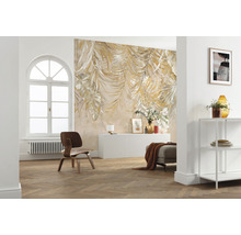 Woonkamer met fotobehang met bladeren, stoel, raam en rek