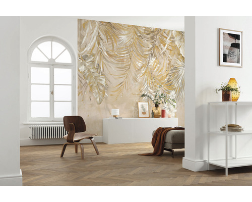 Woonkamer met fotobehang met bladeren, stoel, raam en rek