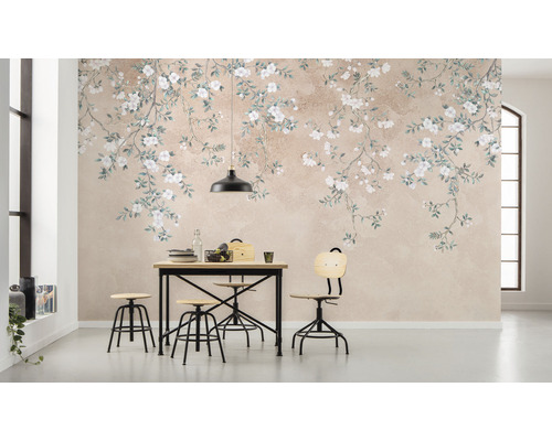 Interieur met fotobehang met bloemmotief, eettafel en stoelen.