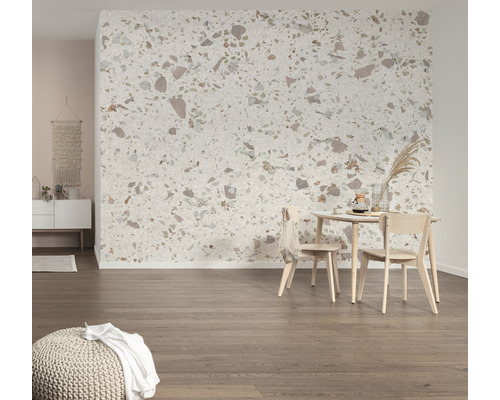 Woonkamer met terrazzo behang, houten vloer en eettafel