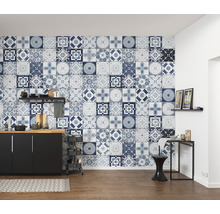 Wanddecoratie met blauwe en witte tegels in vintage stijl in een keuken.