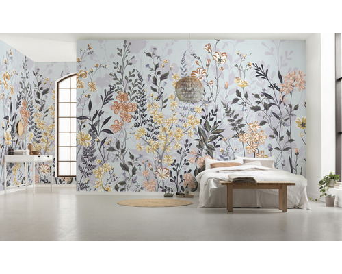 Slaapkamer met bloemen fotobehang, bed en licht interieur