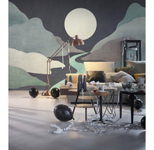 Woonkamer met behang, vloerlamp, bank, tafel en ballonnen
