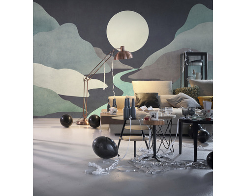 Woonkamer met behang, vloerlamp, bank, tafel en ballonnen