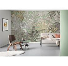 Woonkamer met bank, stoel en wandbehang met plantenmotief