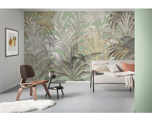 Woonkamer met bank, stoel en wandbehang met plantenmotief