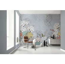 Lichte kamer met bloemen fotobehang, stoel en dressoir