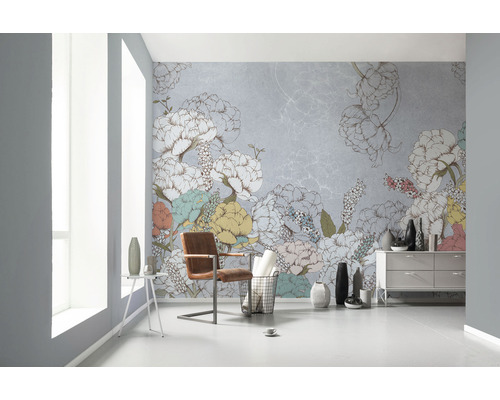 Lichte kamer met bloemen fotobehang, stoel en dressoir