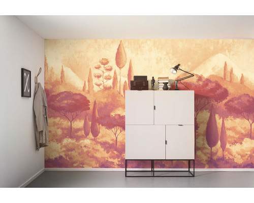 Beschilderde muur met landschapsmotief achter een witte kast