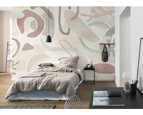 Slaapkamer met behang met abstract patroon, bed en nachtkastje