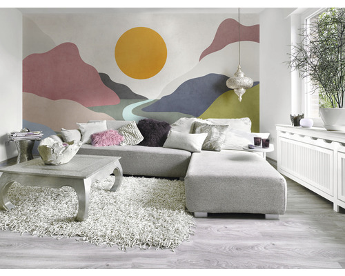 Woonkamer met hoekbank, salontafel, tapijt en muurbehang met bergmotief