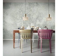Eetkamer met eettafel, stoelen en behang met patroon