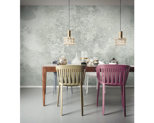 Eetkamer met eettafel, stoelen en behang met patroon