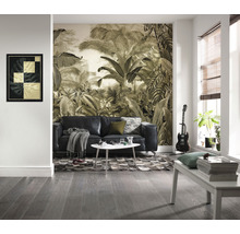 Woonkamer met junglebehang, bank, tafel en decoratie