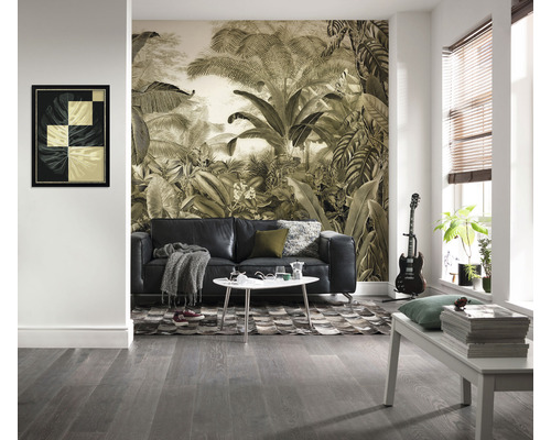 Woonkamer met junglebehang, bank, tafel en decoratie