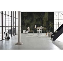 Woonkamer met wandbehang met plantmotief en eettafelgroep