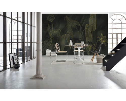 Woonkamer met wandbehang met plantmotief en eettafelgroep